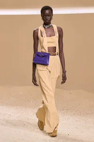 Look 16